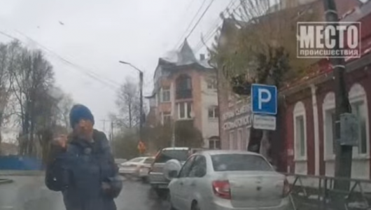 Что показал пешеход водителю на Воровского?