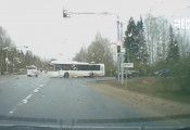 Автобус едва не протаранил минивэн
